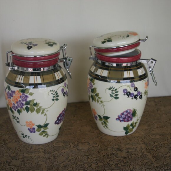 Oneida Ceramic Strawberry Plaid 8.5" Canister w/sealing Lid B-208 - Picture 6 of 6
